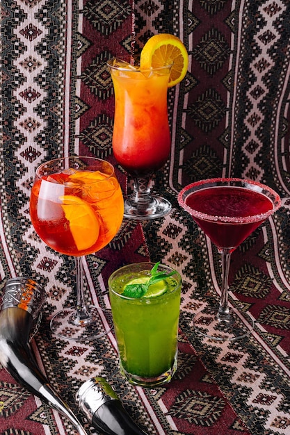 Foto cocktail assortiti su uno sfondo a disegni