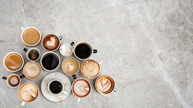 Tazze da caffè assortite su sfondo marmorizzato