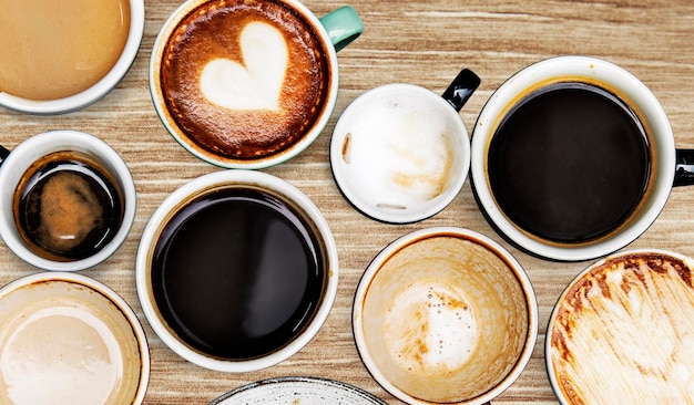 Photo assorted coffee cups on a wooden table