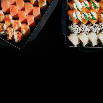 Involtini colorati assortiti con pesce formaggio anguilla caviale di pesce persico e salsa di soia e unagi in scatola