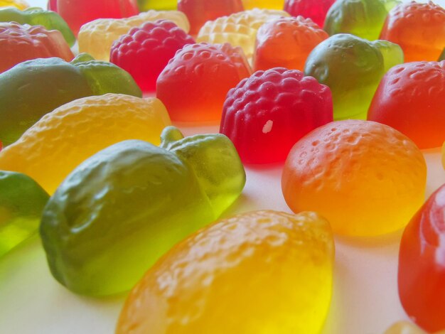 Photo assorted coloured candies closeup view