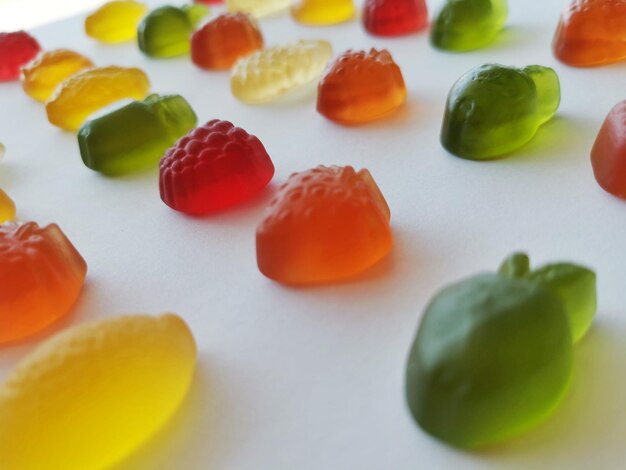 Foto caramelle colorate assortite in primo piano
