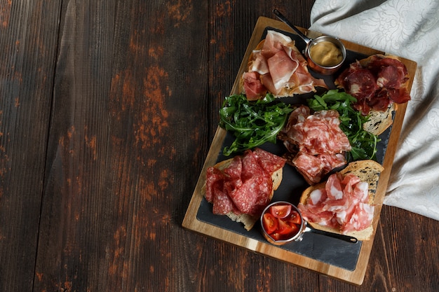 Ассорти Гастроном Мясо на тарелке.