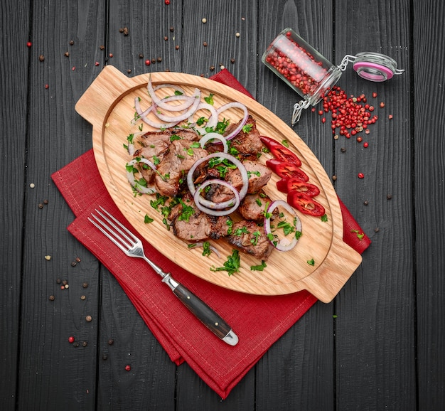 Ассорти вкусного мяса на гриле с овощами на белом столе для пикника для семейного барбекю