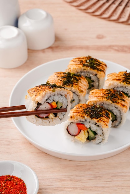 Foto rotolo di sushi delizioso assortito