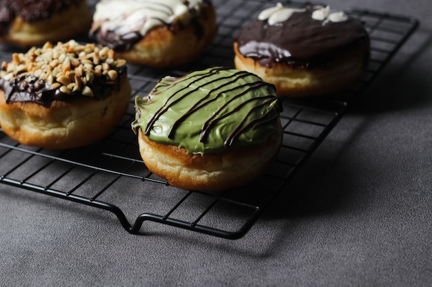 Photo assorted donuts arranged on a tray darkmood photography