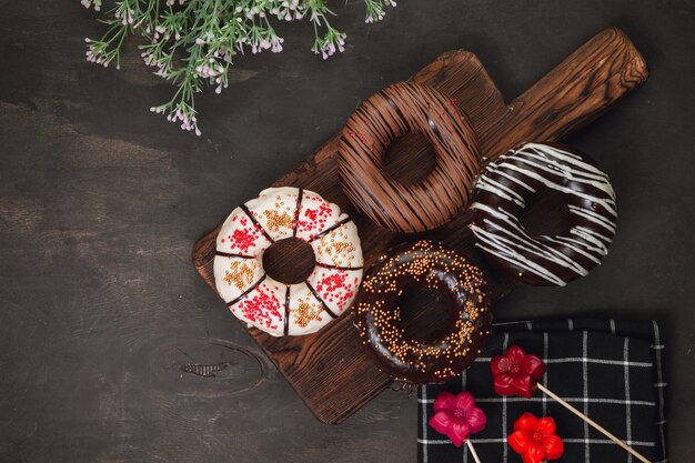 Photo assorted donuts with chocolate