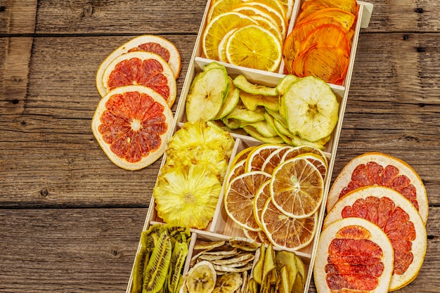 Foto frutta secca assortita. concetto di mangiare sano. scatola di legno