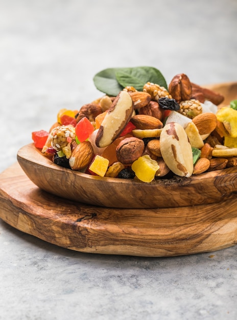 Photo assorted dried fruits in wooden bowl