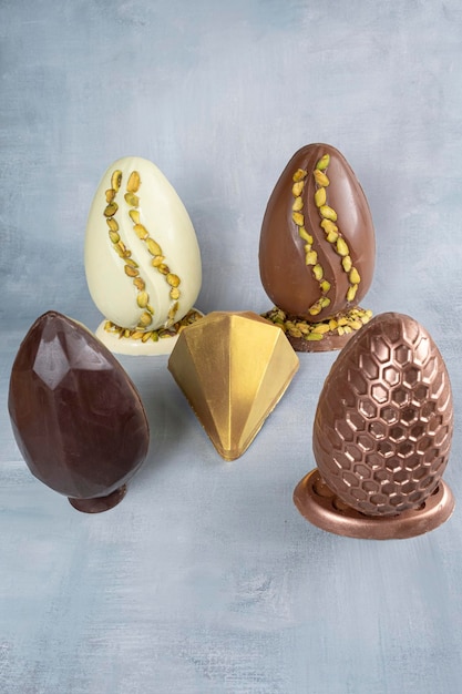 Assorted Easter eggs with pistachios milk and dark chocolate_2