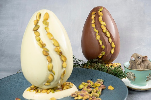 Foto uova di pasqua assortite con latte di pistacchi e cioccolato scuro_9