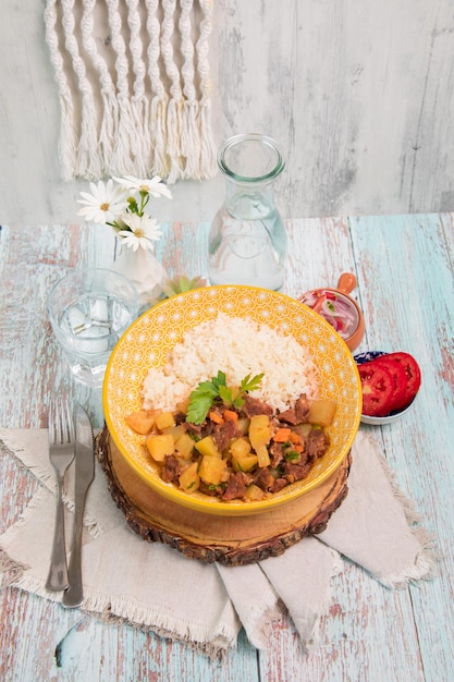 모듬 음식 접시 페루 전통 컴포트 푸드 뷔페 테이블