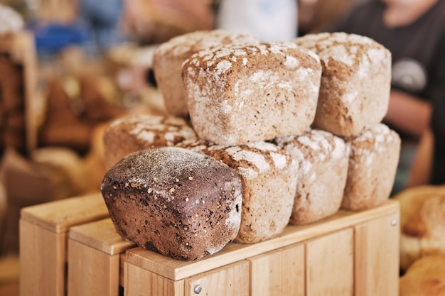 Различные свежие выпеченные хлебы на прилавке рынка Большой красивый хлеб Продажа выпечки
