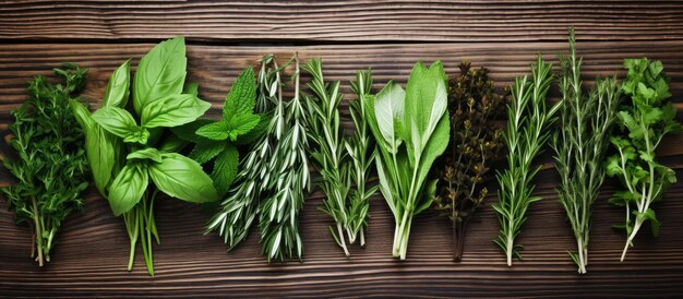 Foto un assortimento di erbe culinarie fresche su una tavola di legno rustica