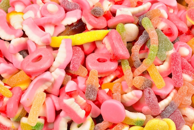 Foto caramelle gommose assortite. vista dall'alto. dolci di gelatina.