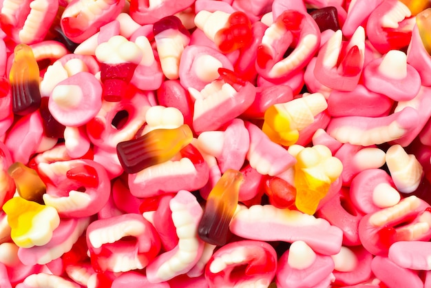 Foto caramelle gommose assortite. vista dall'alto. dolci di gelatina.