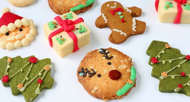 Biscotti di natale deliziosi fatti in casa assortiti su fondo bianco