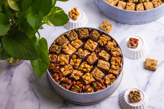 Photo assorted honey nuts served in a dish isolated on grey background top view of desserts