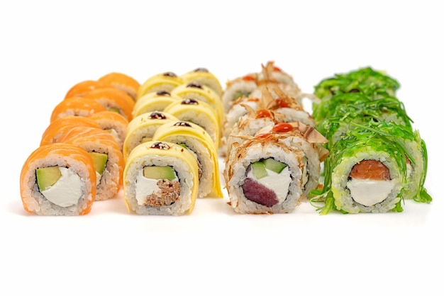 Foto assortimento di rotoli di sushi giapponesi su sfondo bianco menu di sushi ristorante di cucina giapponese rotoli di sushi impostati da vicino messa a fuoco selettiva