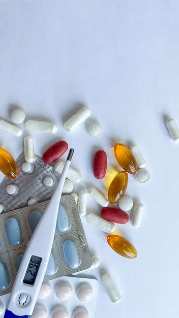 白い背景のデジタル温度計 医療用薬剤に最適