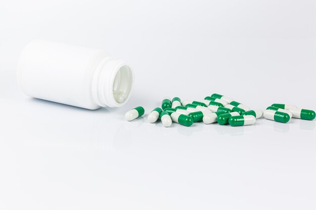 흰색 배경에 모듬된 의약품 알약 정제 및 캡슐 및 병