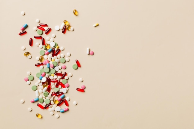 Ассорти таблеток и таблеток верхняя граница на цветном фоне Много разных таблеток и место для текста на цветном фоне вид сверху
