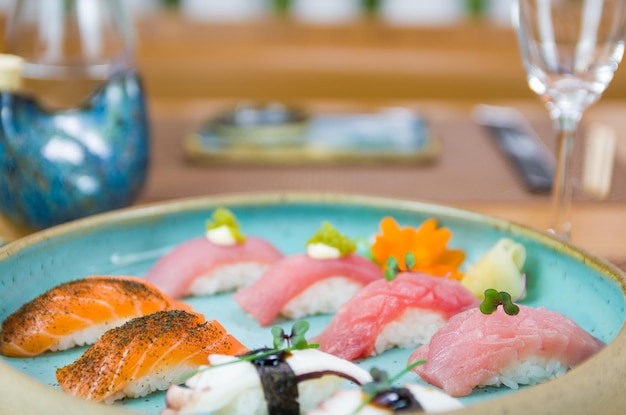 Ассорти премиальных суши нигири из тунца и лосося на красиво оформленной тарелке