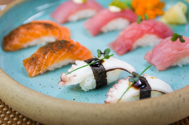 Sushi nigiri di tonno e salmone premium assortiti su un piatto splendidamente decorato