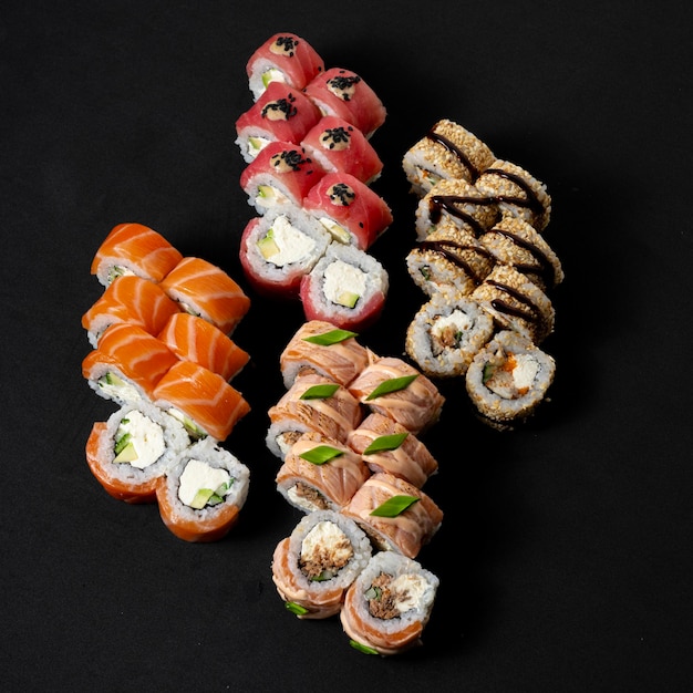 Фото Набор рулонов суши с красной рыбой и угри вкусные суши