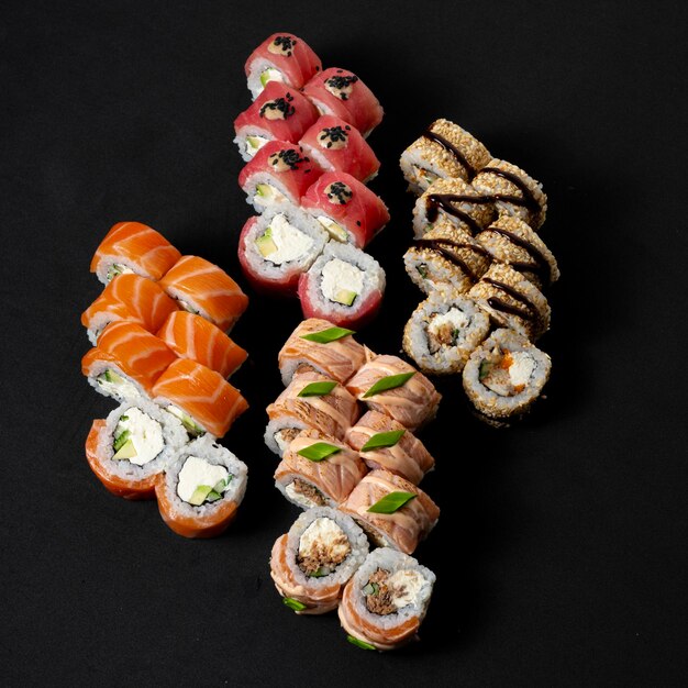 Photo assorted set of rolls sushi with red fish and eel delicious sushi