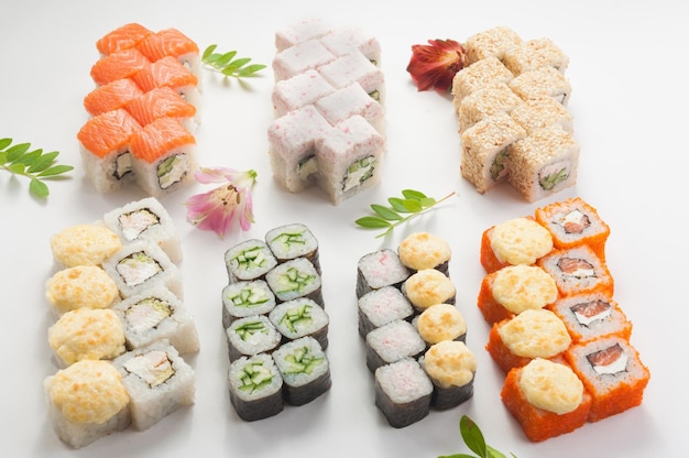 Assortiti o set di involtini di sushi su sfondo bianco