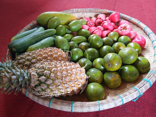 Различные неочищенные фрукты, доступные в контейнерах