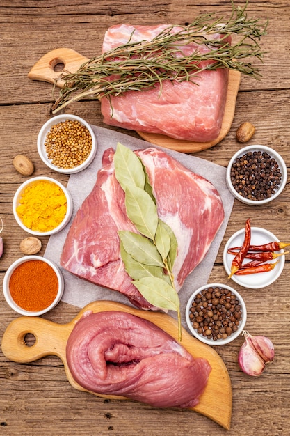 Vari tagli di maiale freschi assortiti. carne cruda con spezie. filetto, scapola, collo