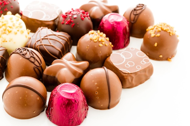 Assortedgourmet chocoladesuikergoed in verschillende vormen en kleuren.