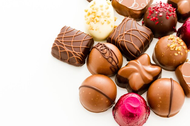 다양한 모양과 색상의 다양한 미식가 초콜릿 사탕.