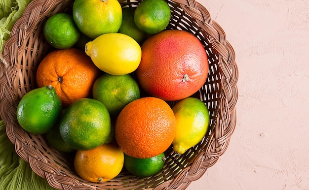 Assortiment citrusvruchten in een mand close-up bovenaanzicht geen mensen