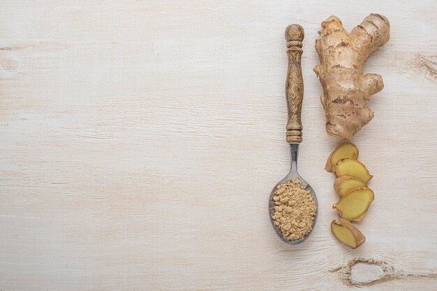 assortiment gember houten tafel met kopieerruimte