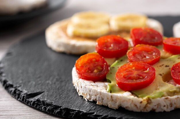 Assortiment gepofte rijstwafel snack op grijze steen