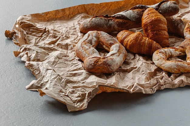 Assortiment heerlijke gebakjes op verfrommeld bruin kraftpapier