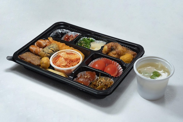 Assortiment lunchbox met diverse Koreaanse bijgerechten