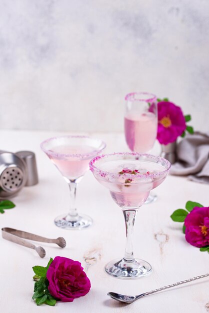 Assortiment roze cocktails met rozensiroop