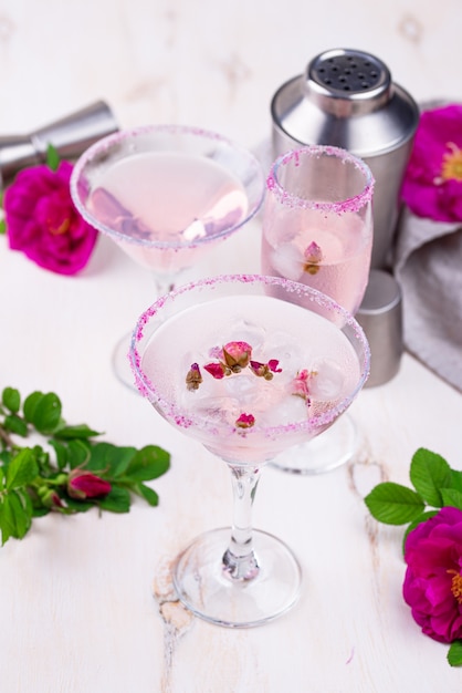 Assortiment roze cocktails met rozenstroop.