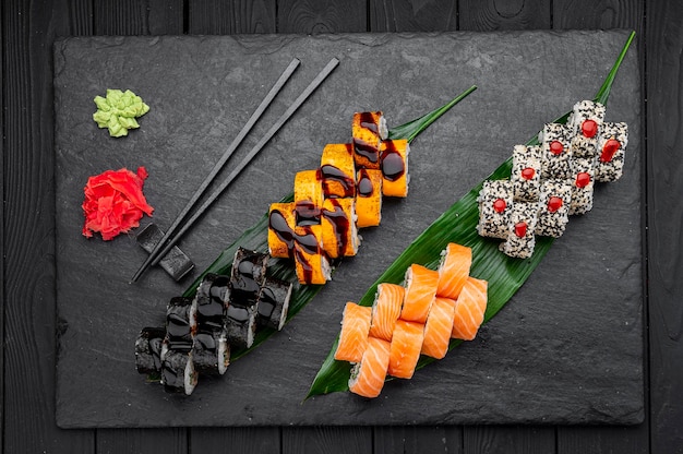 Assortiment sushi nigiri en maki big set op lei Diverse Japanse sushi met tonijn krab zalm paling en rolletjes