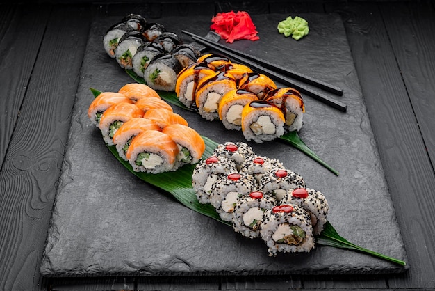 Assortiment sushi nigiri en maki big set op lei diverse japanse sushi met tonijn krab zalm paling en rolletjes