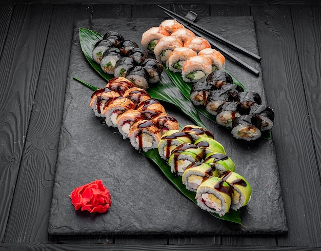 Assortiment sushi nigiri en maki big set op lei Diverse Japanse sushi met tonijn krab zalm paling en rolletjes