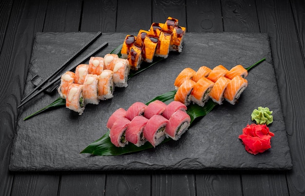 Assortiment sushi nigiri en maki big set op lei Diverse Japanse sushi met tonijn krab zalm paling en rolletjes