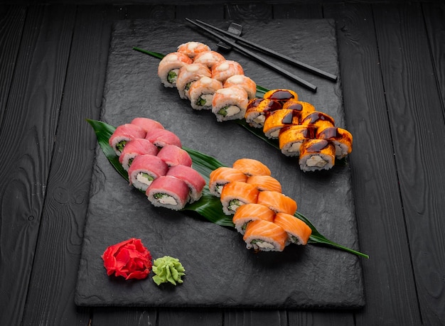 Assortiment sushi nigiri en maki big set op lei Diverse Japanse sushi met tonijn krab zalm paling en rolletjes