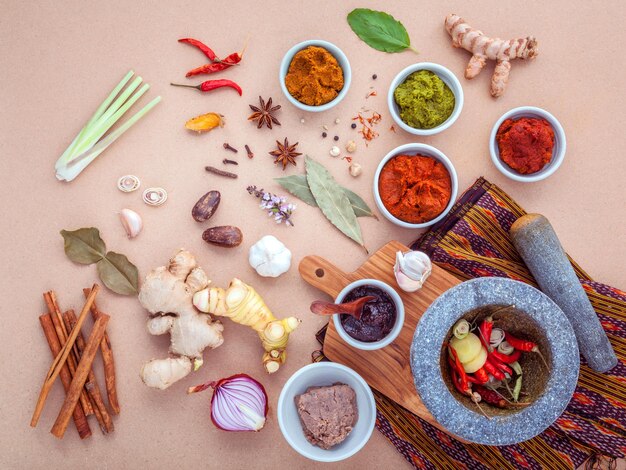 Assortiment Thaise gerechten Kokende ingrediënten en pasta van Thaise populaire gerechten rode curry en groene curry