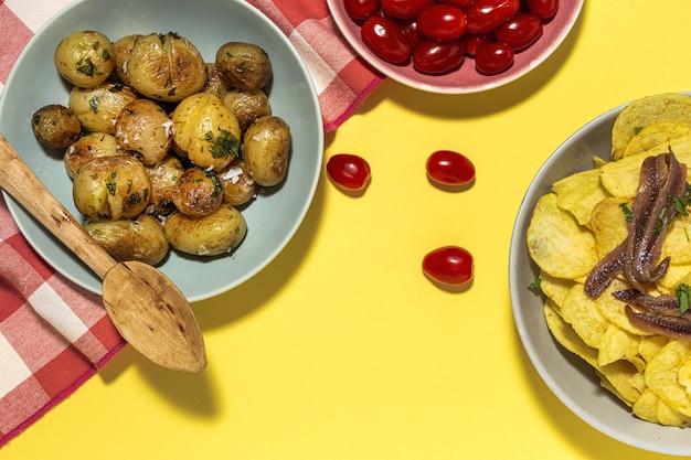 Assortiment van aardappel, gebakken, gekookte, chips en friet snacks. Met zonlicht
