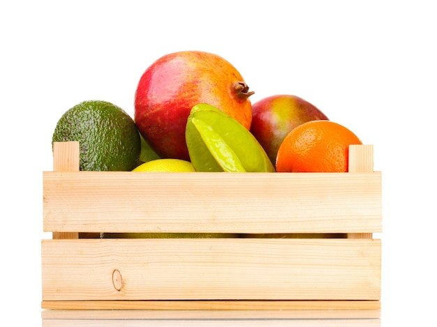 Assortiment van exotisch fruit in houten kist geïsoleerd op wit